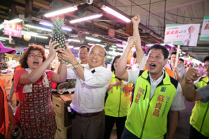 選前101天 蘇貞昌拂曉出擊到漁市場拜票