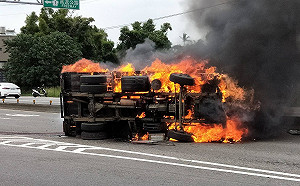 大溪車禍翻車起火  小貨車燒剩骨架