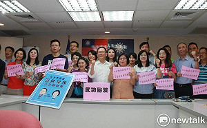 議會國民黨團成立市政顧問團  致贈丁守中「武功秘笈」