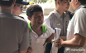 台灣國「如影隨形」抗議 與柯P同班機赴美