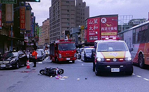 女騎士遭大型吊車輾壓  雙腳受創嚴重