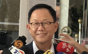 LINE聊天機器人酸爆對手  丁守中肯定年輕幕僚小兵立大功