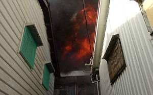 今早嘉義市長安街大火  一婦人燒傷送醫  現場搶救中