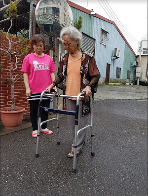 獨居老人不孤單！台中市創「陪出院服務」成功媒合326人