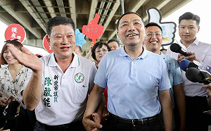 出席微風運河健走 侯友宜不分藍綠展厚友誼