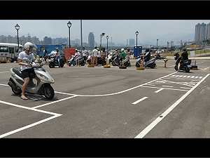 公路總局：今年底前  機車考照情境考題將加倍  5題變10題