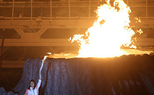 印尼羽壇傳奇王蓮香點聖火  掀亞運開幕式高潮