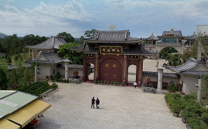 遊覽車苗栗九華山撞護欄 8人輕傷送醫均無大礙