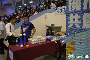 歷任黨主席簽名棒球、籃球 由蔣根煌與台商代表以123萬帶回