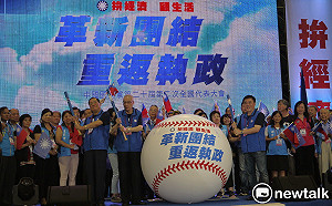 黨代表衝上台抗議不分區立委制度 吳敦義跳出緩頰