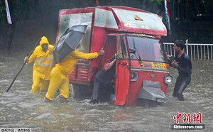 印度本世紀最大洪災 357人喪生災損30億美元