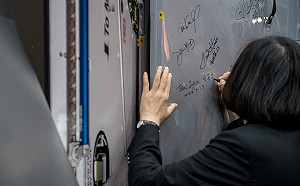 蔡英文參訪NASA簽名留念  網讚有錢也做不到