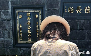 黃信介90歲冥誕  施明德帶虱目魚、牢酒至墓前祭拜