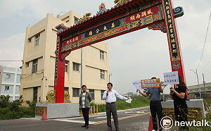 宮廟私占水利地違建牌樓? 鄭文龍指控市府包庇