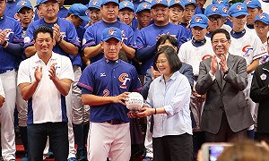 接見「小馬」棒球三冠王  辜仲諒陪入府與小英同框