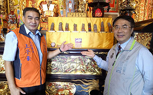 黃偉哲參觀神奇豬腳 臉書秀互動式政策