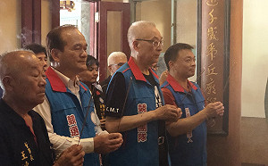 吳敦義陪高思博參香 重申絶不「滅香」