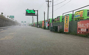 豪雨成災不間斷  網友：台南道路像小河流水位上升