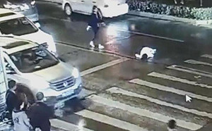 疑碰瓷冷眼旁觀！車繞道人不理中國女子遭車二度輾壓身亡(影)