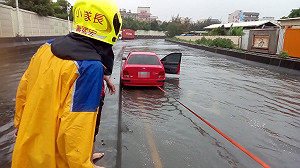 快訊》高雄暴雨釀兩起車禍 幸無人傷亡