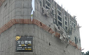 強風吹垮高雄大樓鷹架  2男確定死亡1女無呼吸心跳 (影)