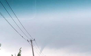 天有異象！？熱帶型低氣壓發威  嘉義朴子出現漏斗雲