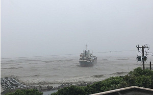 巴拿馬籍貨輪二仁溪口擱淺  10人受困無危險