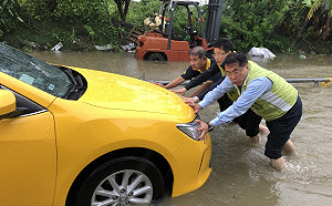 台南豪雨造成淹水  黃偉哲勘災幫運將推車