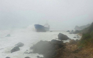 雨雹狂炸汽車變船 高雄傳多處積水災情