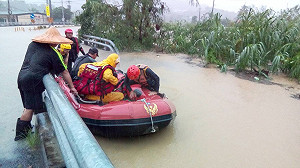 美濃道路成河流小貨車滅頂 消防隊橡皮艇救出駕駛