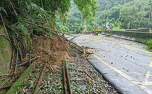 阿里山鐵道全線停駛  大雨部份路段遭土石淹埋