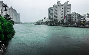 台南超大豪雨安平運河滿溢  撤離近千人