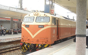 快訊》岡山橋頭間溪水暴漲 台鐵高雄北上停擺