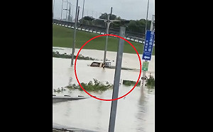 影片直擊》比鴨子船還要猛！不怕豪雨大卡車自有出路(影)