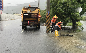 高雄災後清潔刻不容緩  環保局冒雨加強清運