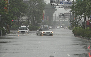 台南三分之一行政區淹水  市府相關單位忙救災