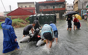 高雄岡山積水未退  區公所送餐盒救急