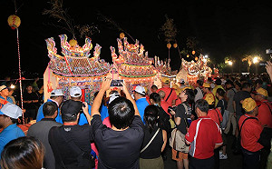 各氏宗親輸人不輸陣  基隆中元祭放水燈民眾爭睹