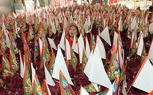 中元普渡拜好兄弟！廟普插滿三角旗為民祈求平安