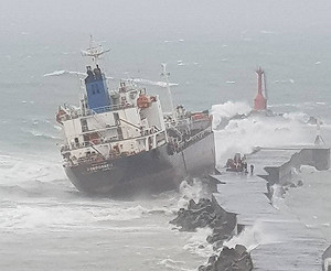 拖救擱淺船隻不順  高雄港務公司：待風浪減緩再做