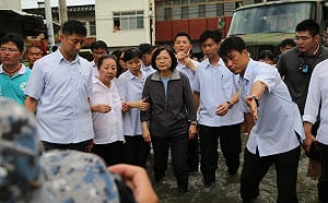 蔡英文視察嘉義縣災情  災民嗆要大排、抽水站