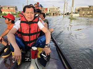 嘉義縣副縣長吳芳銘東石勘災  協助災民撤離、安置