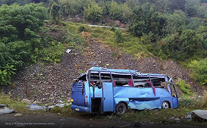 保加利亞觀光巴士衝出路面翻落  16死26傷