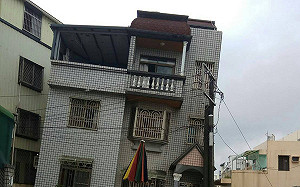 豪雨導致房屋傾斜90公分  高雄市認定危樓今拆除