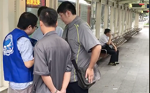 獨派青年一早堵柯P  請求簽東奧正名卻遭無視