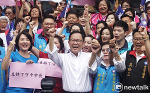 近1/4議員候選人陪丁守中登記 綠營小雞不見母雞低調登記