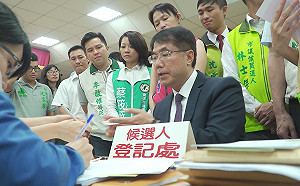 黃偉哲心繫災區重建  登記參選後即返災區