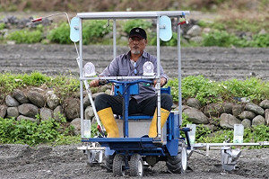 農業界的特斯拉！太陽能乘坐式播種機讓播種更省時