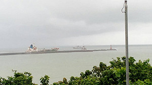 風浪仍然太大！拖救高雄港外擱淺輪船失敗 (影）