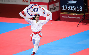 亞運空手道谷筱霜摘金  開心持中華奧會會旗繞場